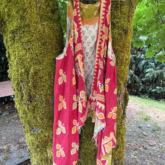 Kantha Bae Hooded Vest - Picture 4 of 8